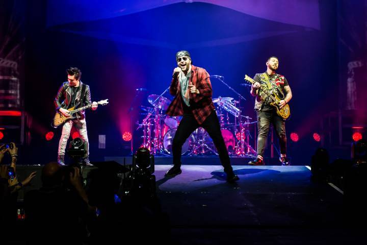 Avenged Sevenfold nge-jam di panggung kecil, dengan vokalisnya menggunakan kemeja flannel dan slayer di kepala